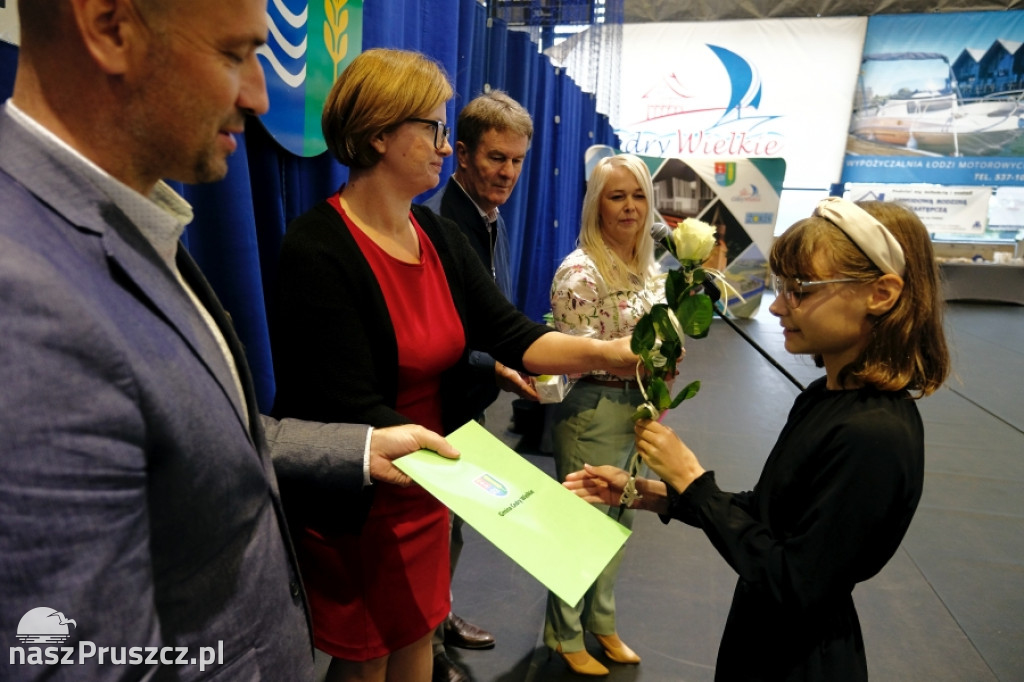 Cedry Wielkie: Wójt wręczył stypendia najzdolniejszym uczniom