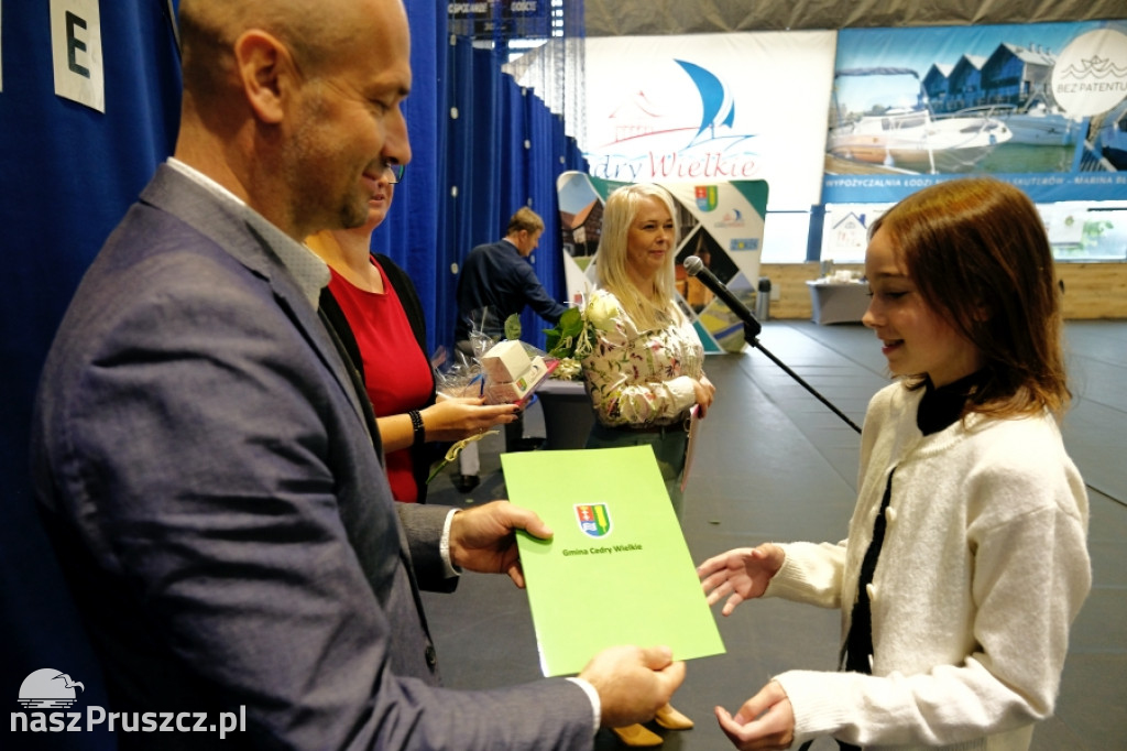 Cedry Wielkie: Wójt wręczył stypendia najzdolniejszym uczniom