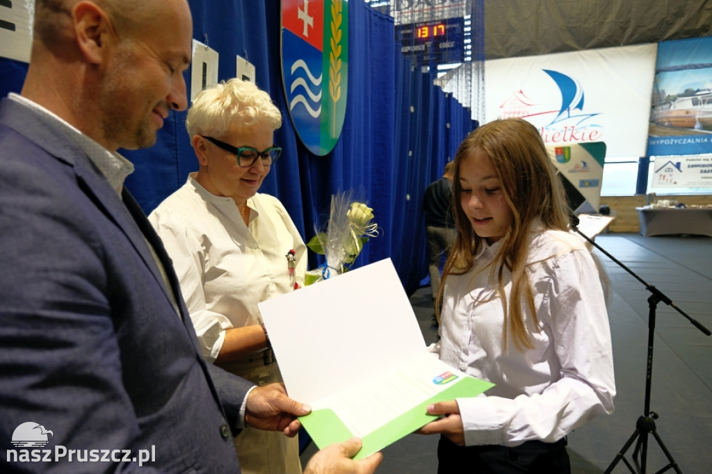 Cedry Wielkie: Wójt wręczył stypendia najzdolniejszym uczniom