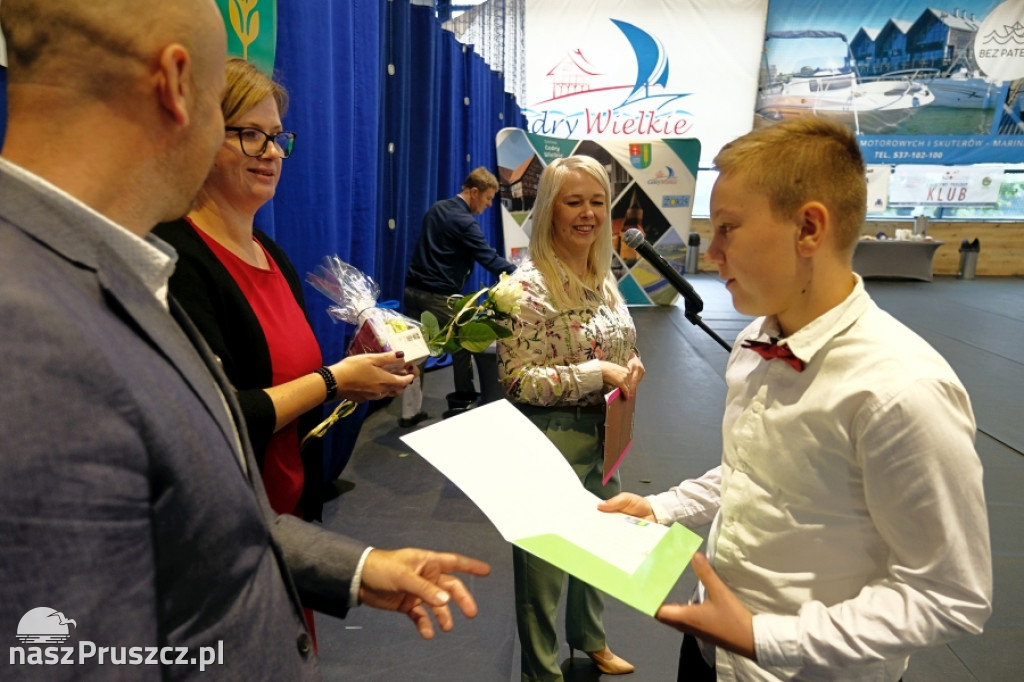 Cedry Wielkie: Wójt wręczył stypendia najzdolniejszym uczniom