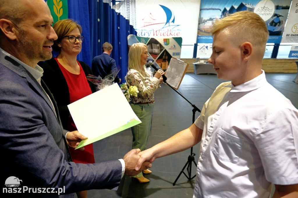 Cedry Wielkie: Wójt wręczył stypendia najzdolniejszym uczniom