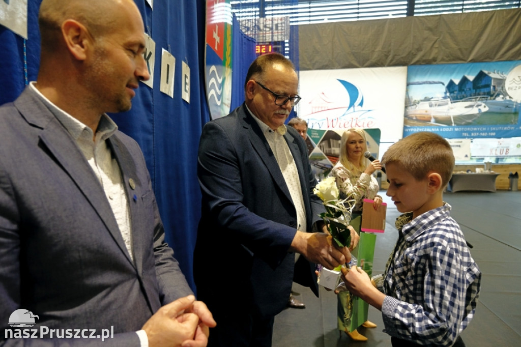 Cedry Wielkie: Wójt wręczył stypendia najzdolniejszym uczniom