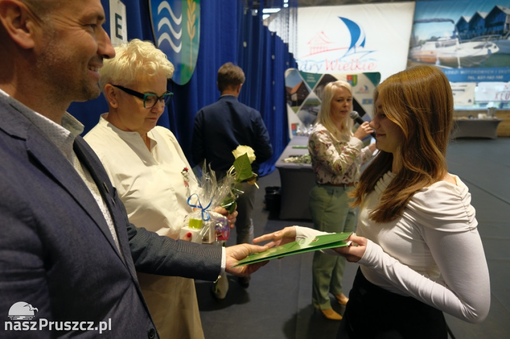 Cedry Wielkie: Wójt wręczył stypendia najzdolniejszym uczniom