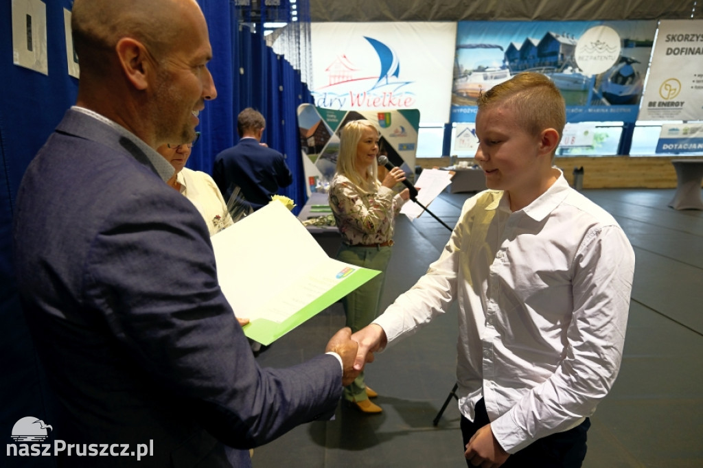 Cedry Wielkie: Wójt wręczył stypendia najzdolniejszym uczniom
