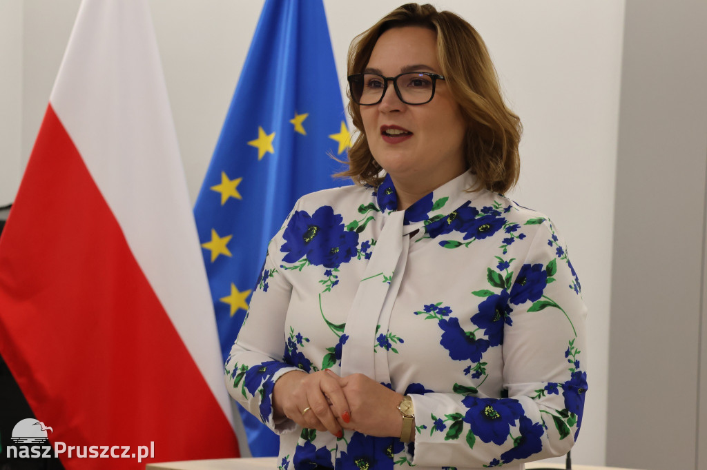 Wójt Chmielowiec wręczyła nagrody uczniom