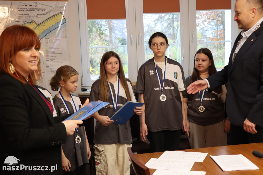 Suchy Dąb: Nagrody dla uczniów od wójt Ficek