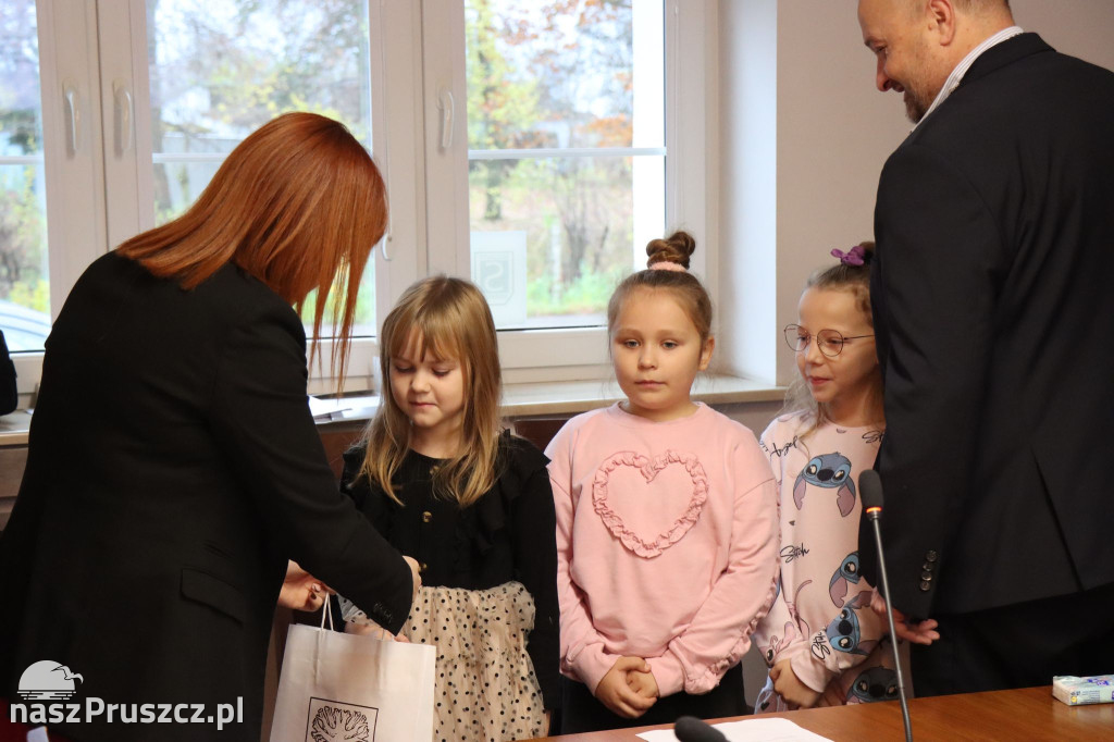 Suchy Dąb: Nagrody dla uczniów od wójt Ficek