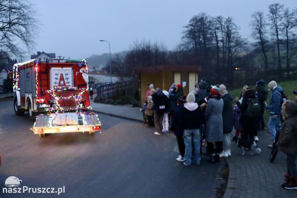 Święty Mikołaj z elfami z OSP odwiedził Czapielsk