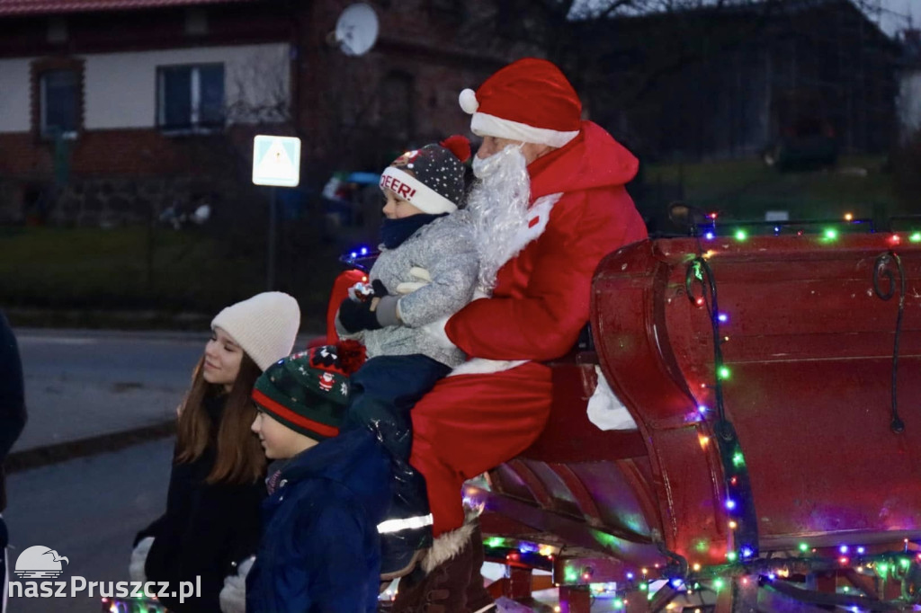 Święty Mikołaj z elfami z OSP odwiedził Czapielsk