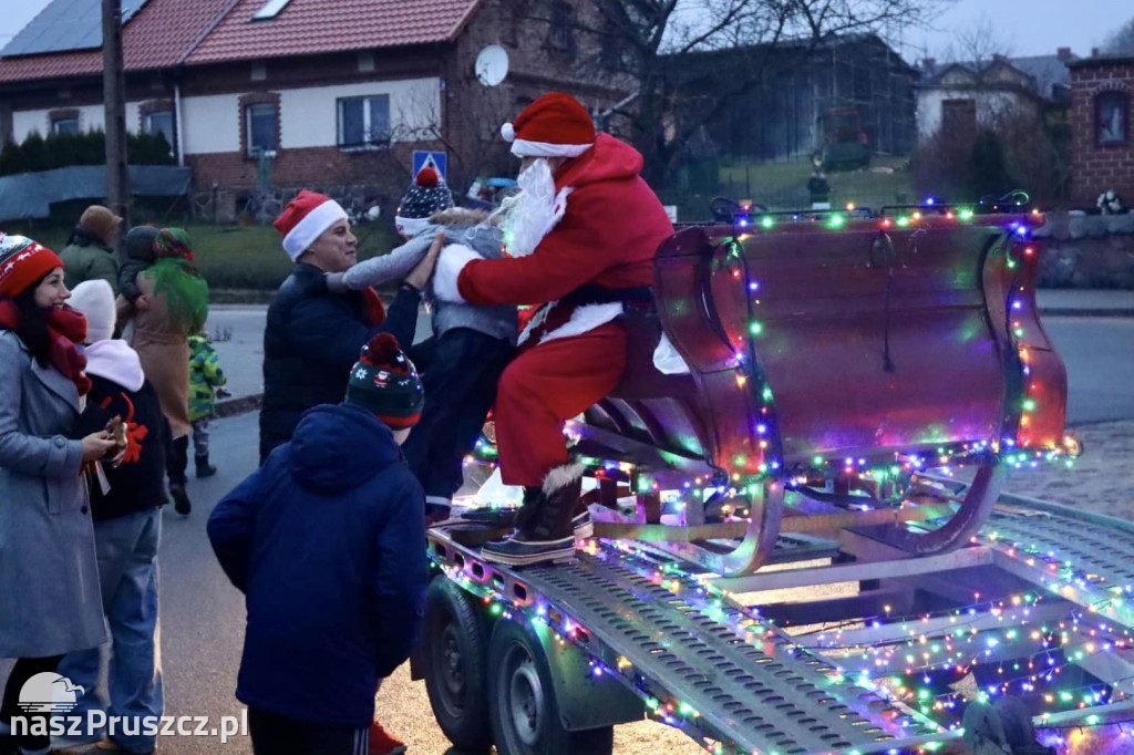 Święty Mikołaj z elfami z OSP odwiedził Czapielsk