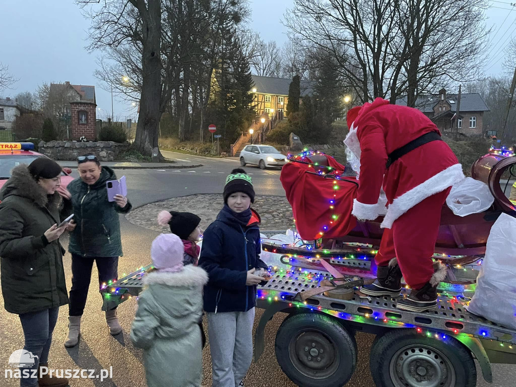 Święty Mikołaj z elfami z OSP odwiedził Czapielsk