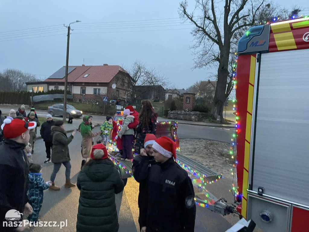 Święty Mikołaj z elfami z OSP odwiedził Czapielsk