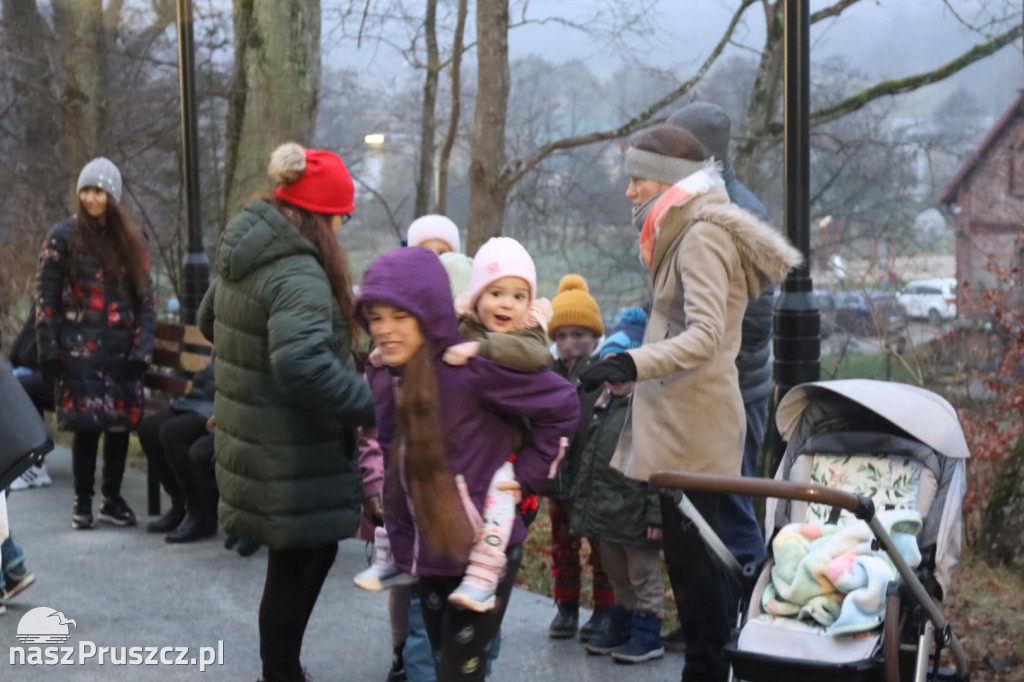 Święty Mikołaj z elfami z OSP odwiedził Czapielsk