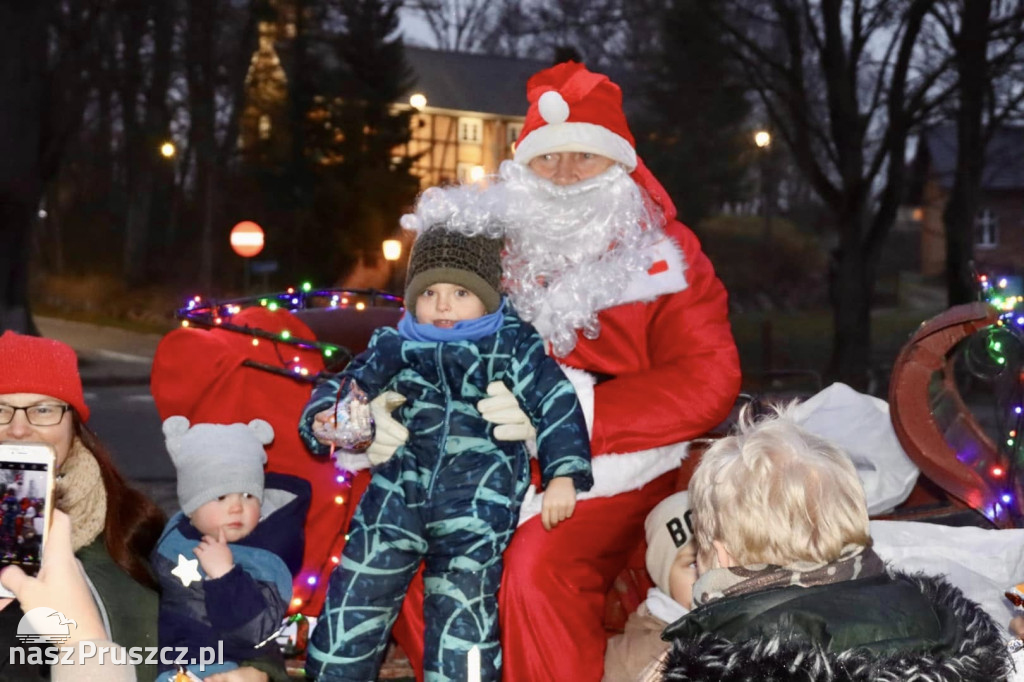 Święty Mikołaj z elfami z OSP odwiedził Czapielsk