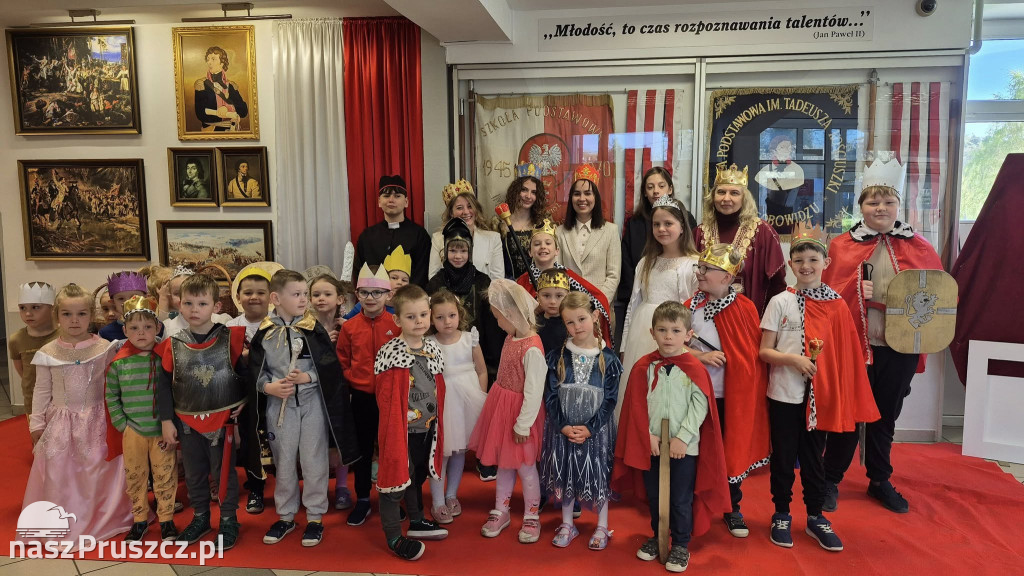 Uczniowie z Sobowidza uczcili 1000. rocznicę koronacji
