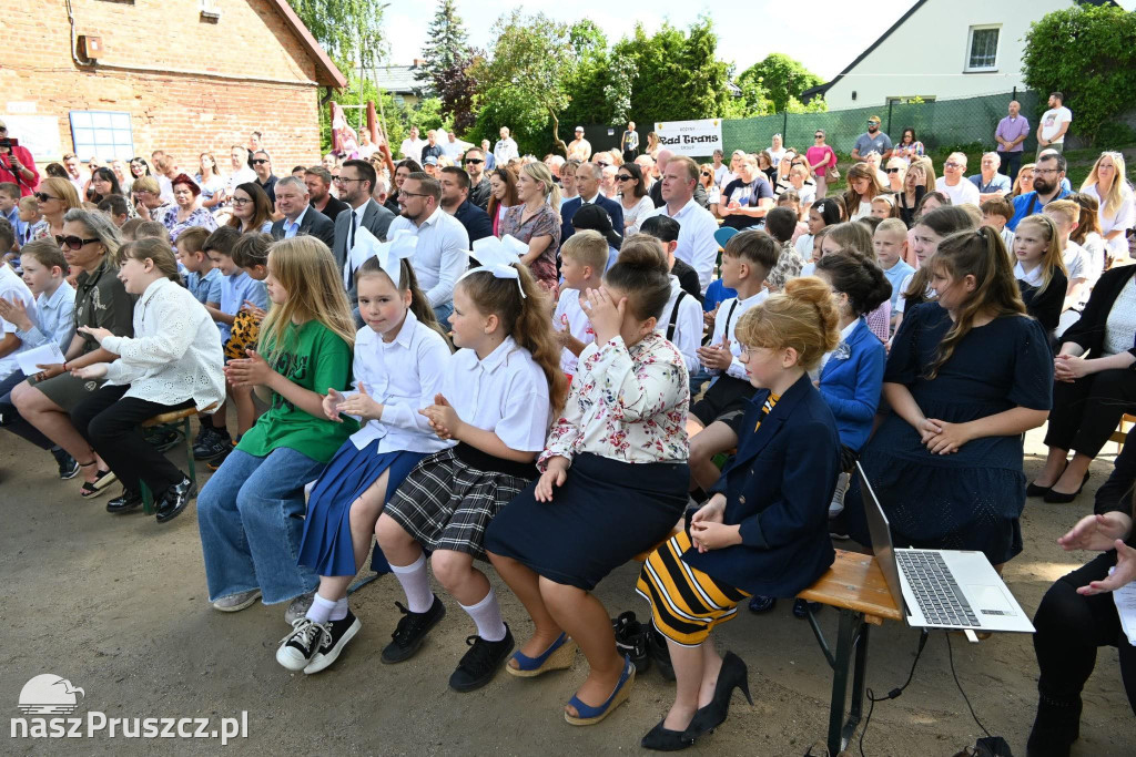 W Różynach pożegnali stary budynek szkoł