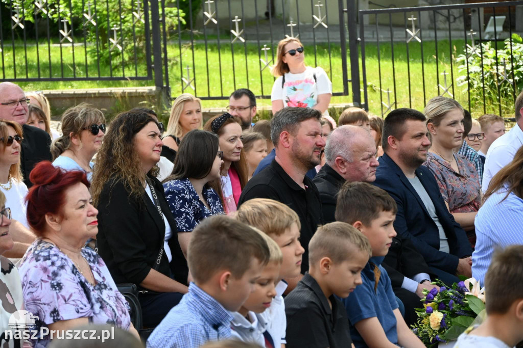 W Różynach pożegnali stary budynek szkoł
