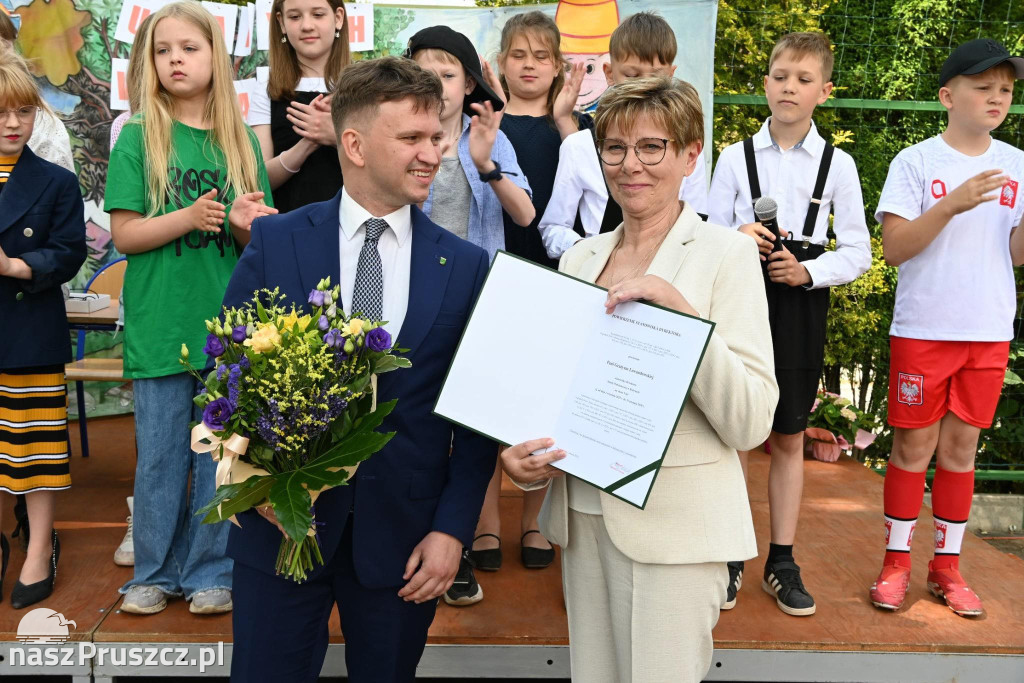 W Różynach pożegnali stary budynek szkoł