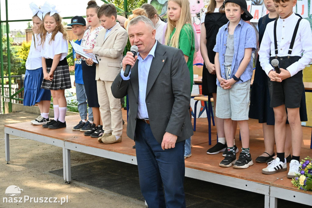W Różynach pożegnali stary budynek szkoł