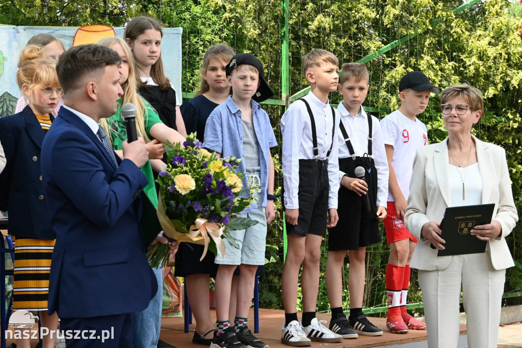 W Różynach pożegnali stary budynek szkoł