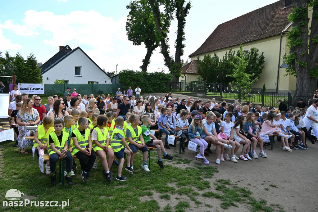 W Różynach pożegnali stary budynek szkoł