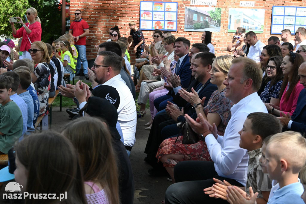 W Różynach pożegnali stary budynek szkoł