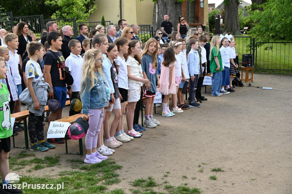 W Różynach pożegnali stary budynek szkoł