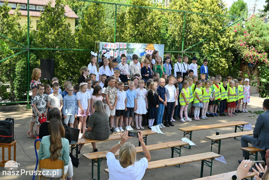 W Różynach pożegnali stary budynek szkoł