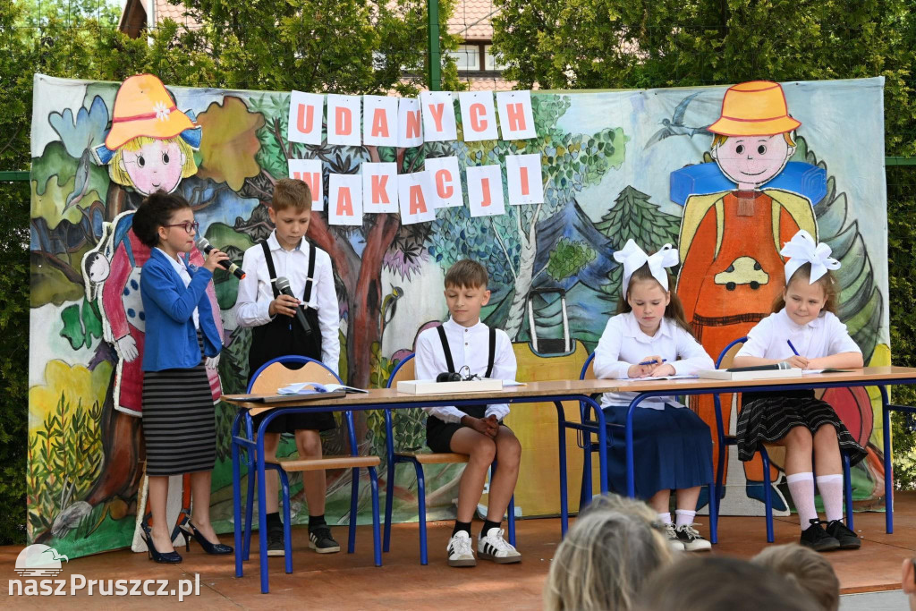W Różynach pożegnali stary budynek szkoł