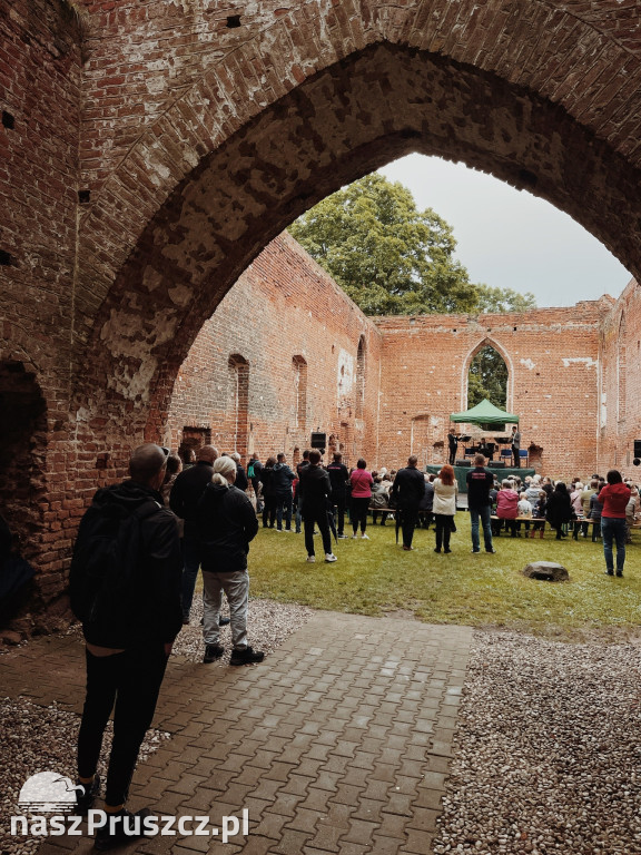 Koncert w ruinach kościoła w Steblewie