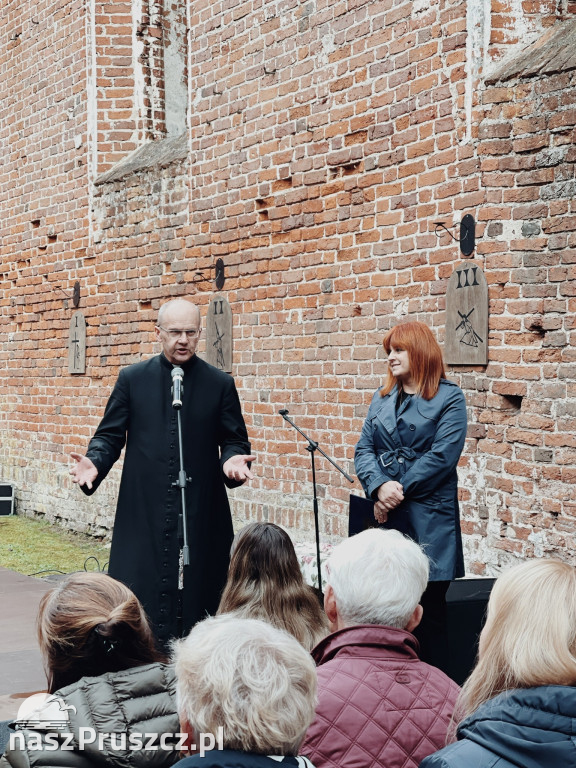 Koncert w ruinach kościoła w Steblewie