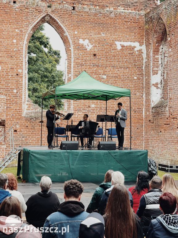Koncert w ruinach kościoła w Steblewie