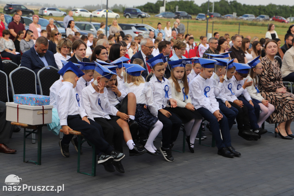 Otwarcie szkoły w Różynach
