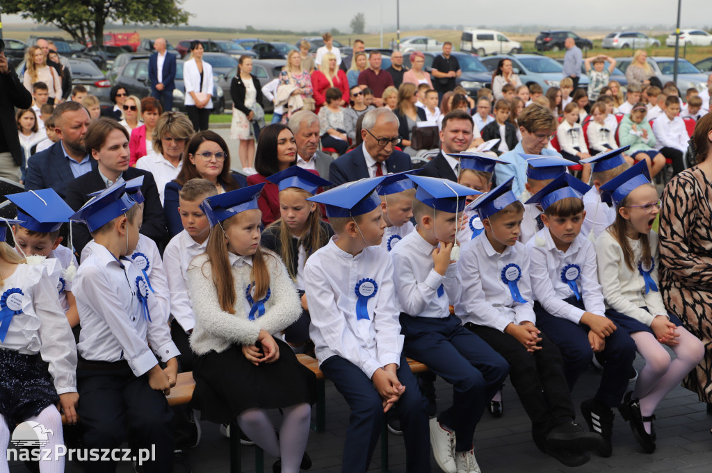 Otwarcie szkoły w Różynach
