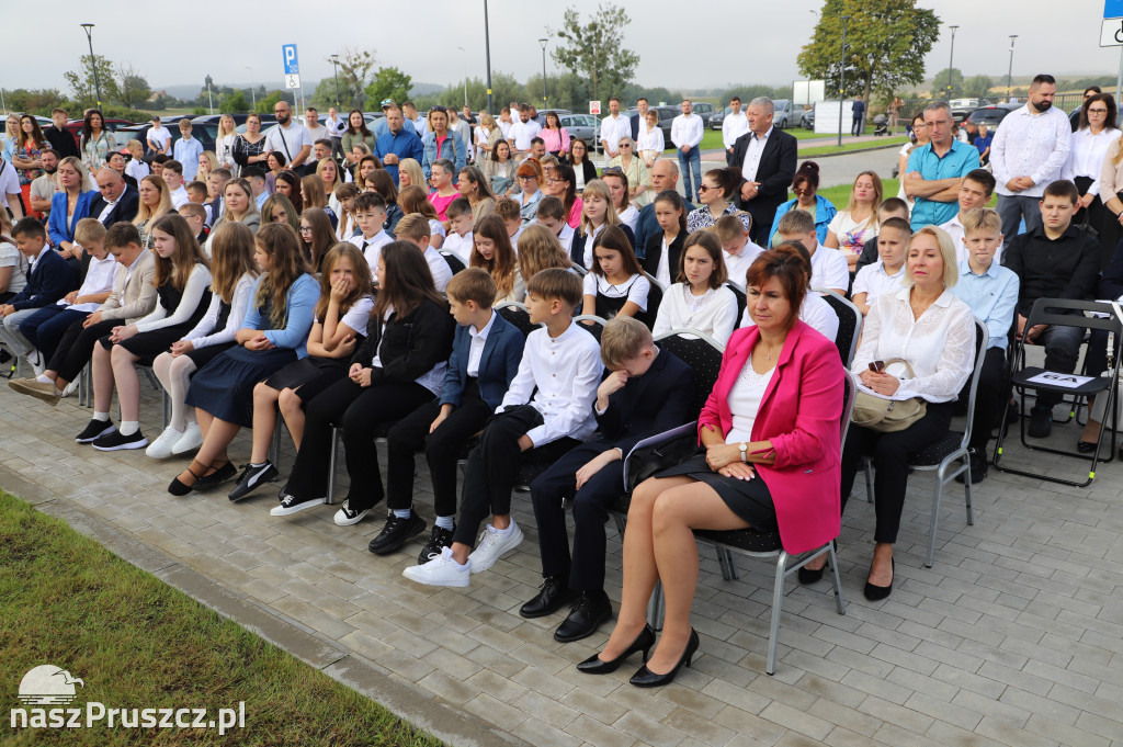 Otwarcie szkoły w Różynach