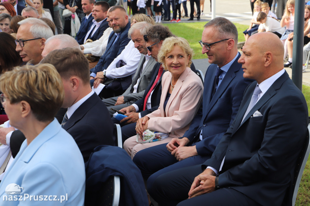 Otwarcie szkoły w Różynach