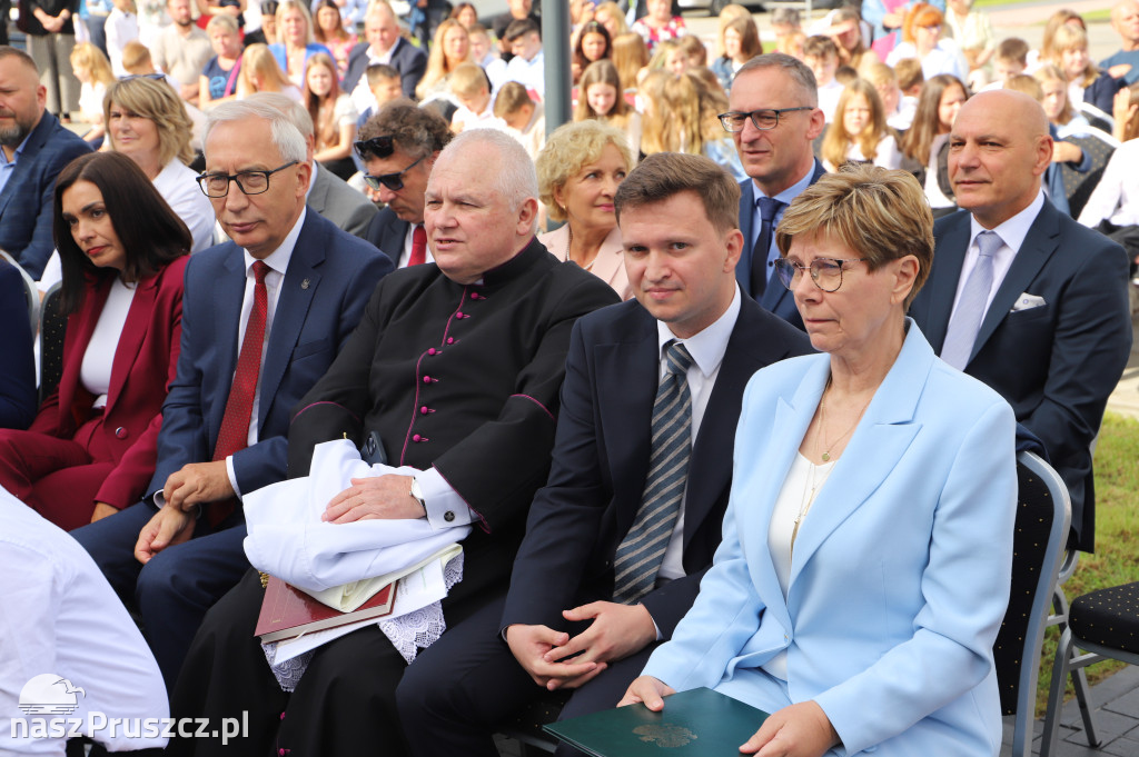 Otwarcie szkoły w Różynach