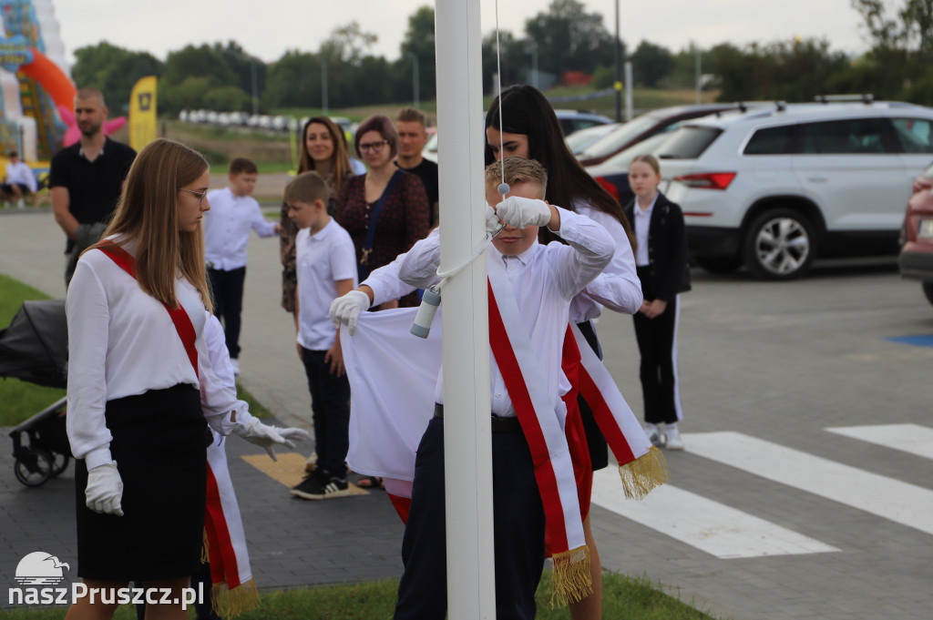 Otwarcie szkoły w Różynach