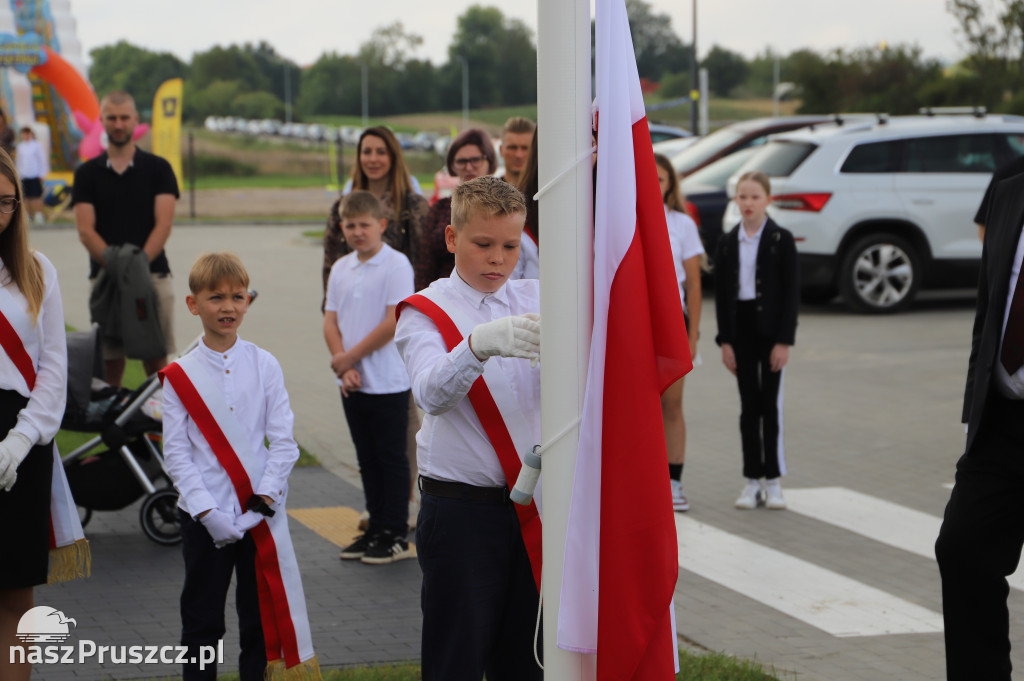 Otwarcie szkoły w Różynach