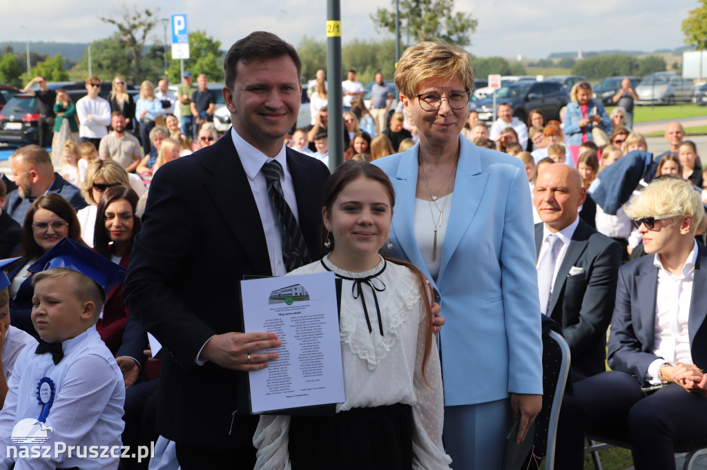 Otwarcie szkoły w Różynach
