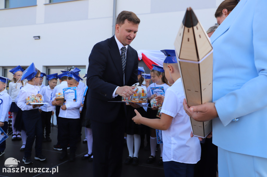 Otwarcie szkoły w Różynach