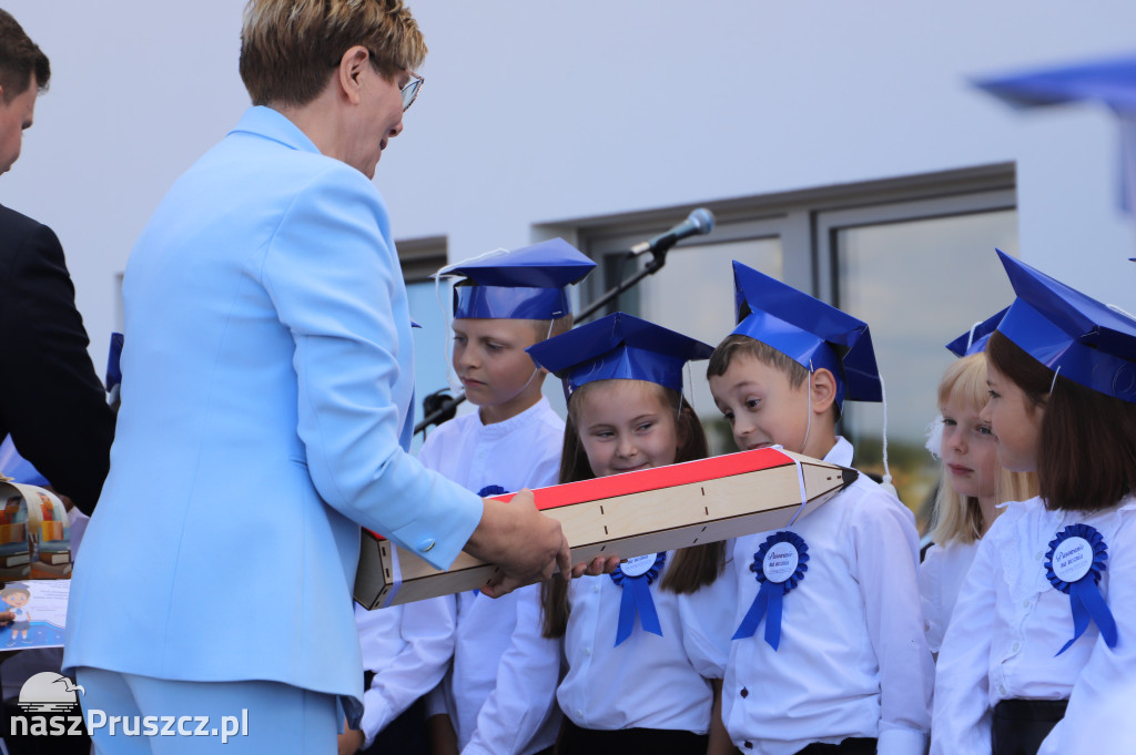 Otwarcie szkoły w Różynach