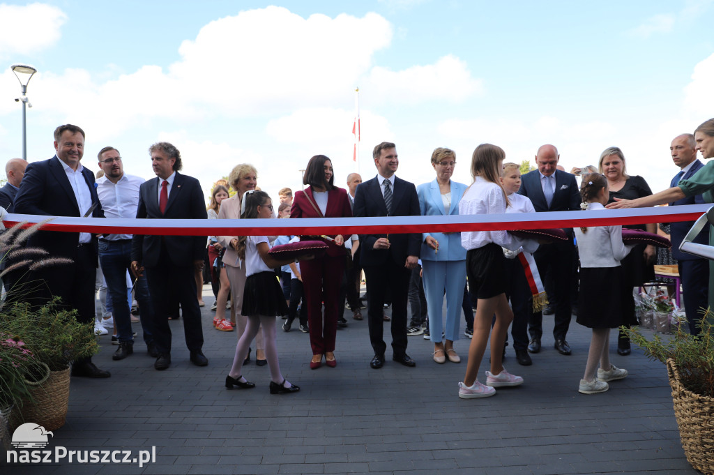 Otwarcie szkoły w Różynach