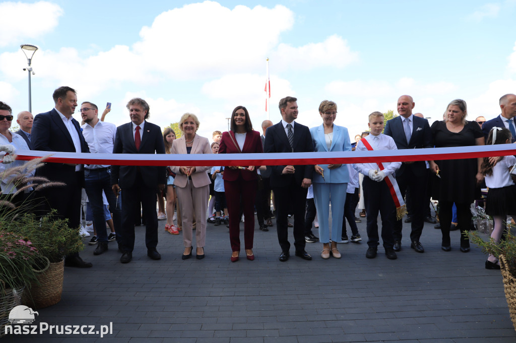 Otwarcie szkoły w Różynach