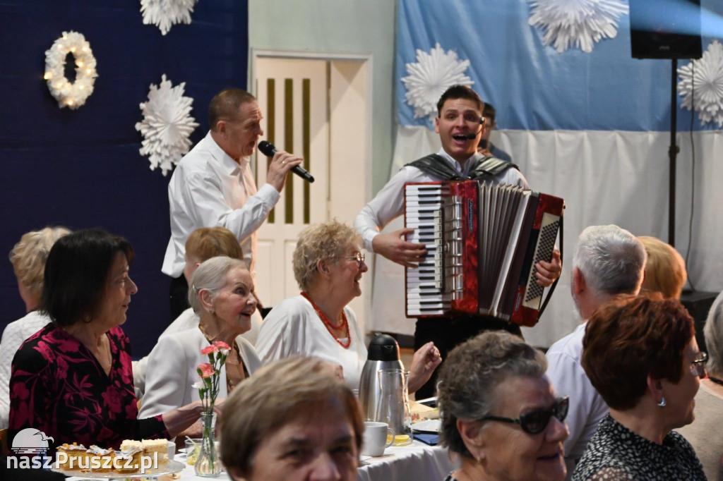 Seniorzy świętowali Nowy Rok i Dzień Babci i Dziadka w Pszczółkach