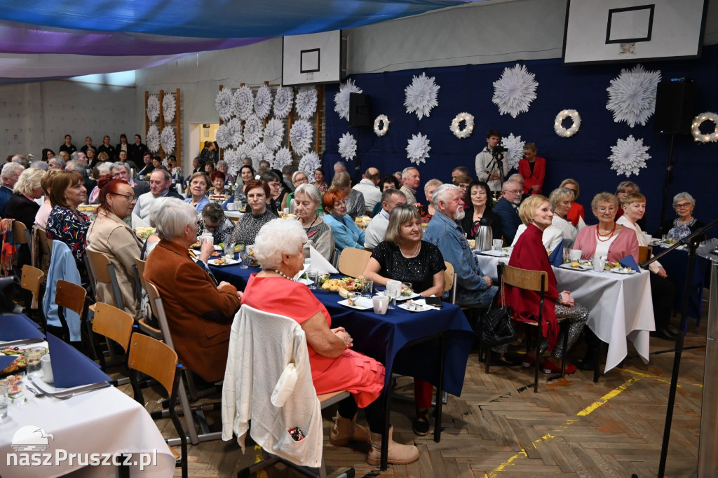 Seniorzy świętowali Nowy Rok i Dzień Babci i Dziadka w Pszczółkach