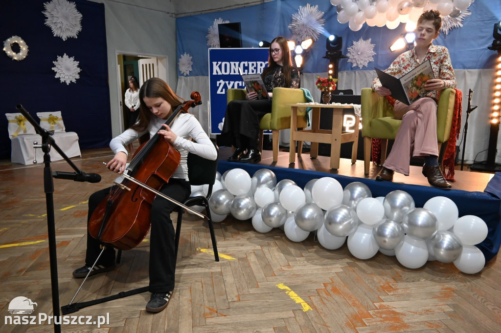 Seniorzy świętowali Nowy Rok i Dzień Babci i Dziadka w Pszczółkach
