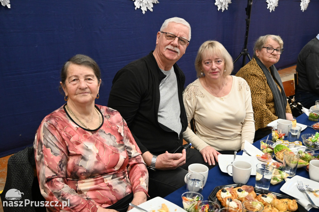Seniorzy świętowali Nowy Rok i Dzień Babci i Dziadka w Pszczółkach