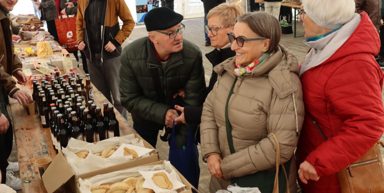 638 kilometrów, które łączą. Tablica dla Niemenczyna odsłonięta w Kolbudach