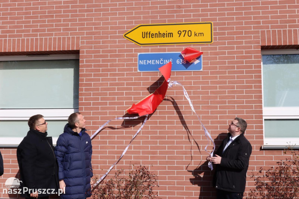 638 kilometrów, które łączą. Tablica dla Niemenczyna odsłonięta w Kolbudach